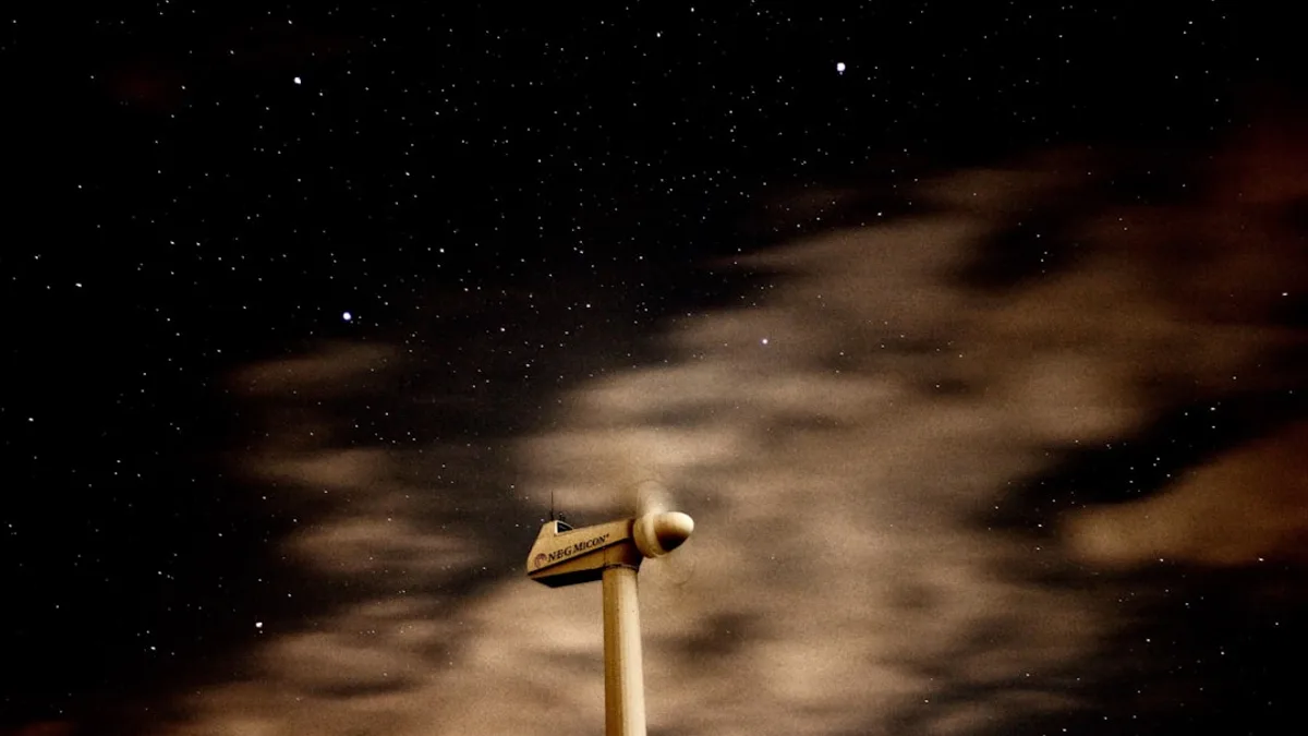 white propeller