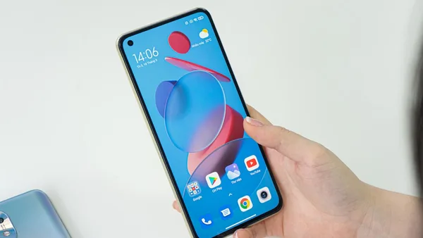person holding iphone 6 with blue and red iphone case